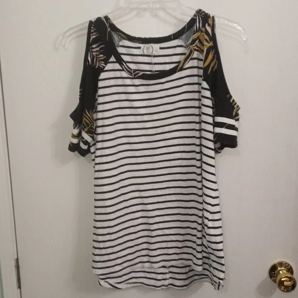 Maurices 24/7 Shirt - Size 0 - Short Sleeve (With Shoulder Cutouts) - Stripes - - Picture 1 of 5